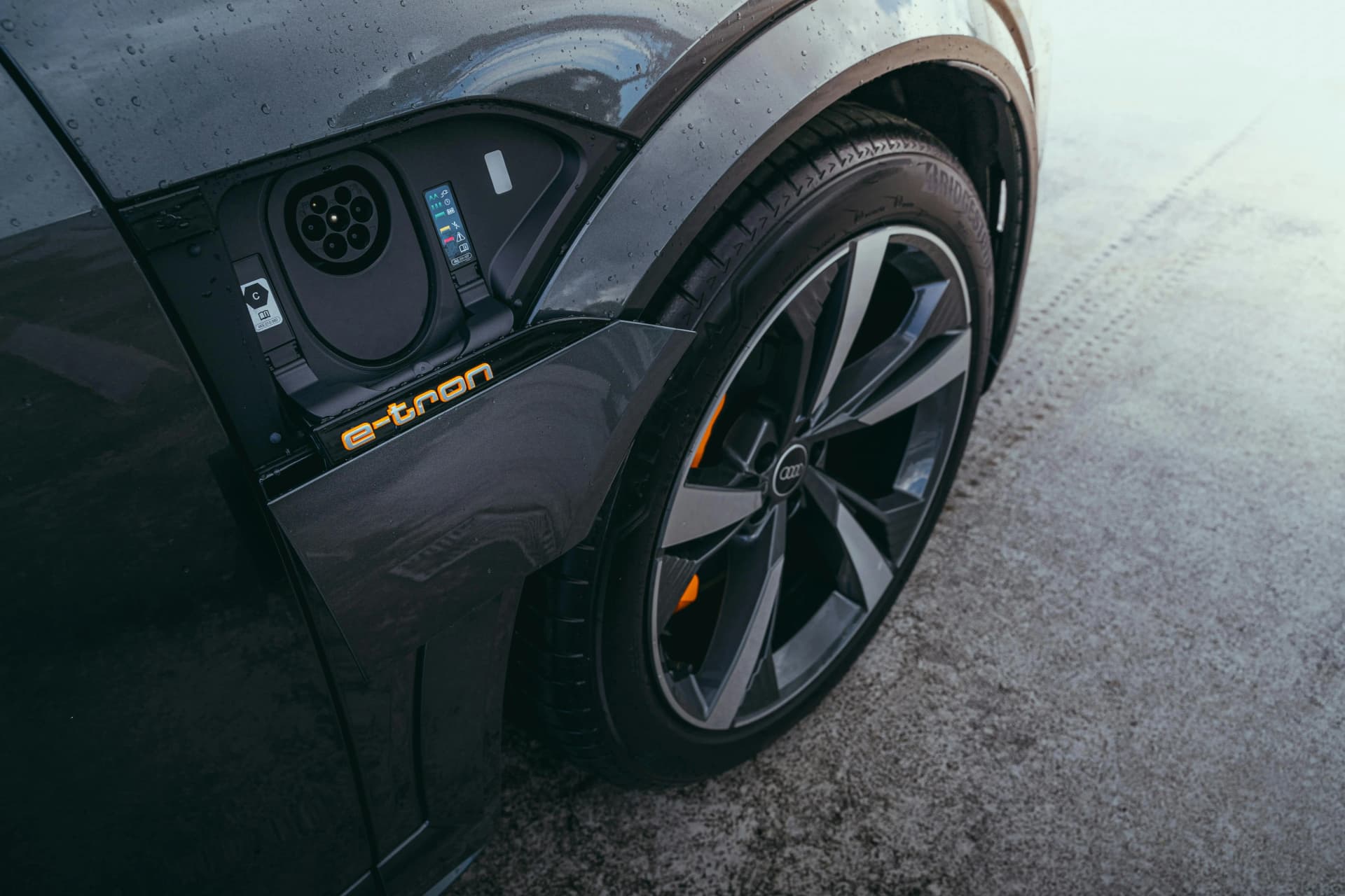 Audi e-tron latausportti