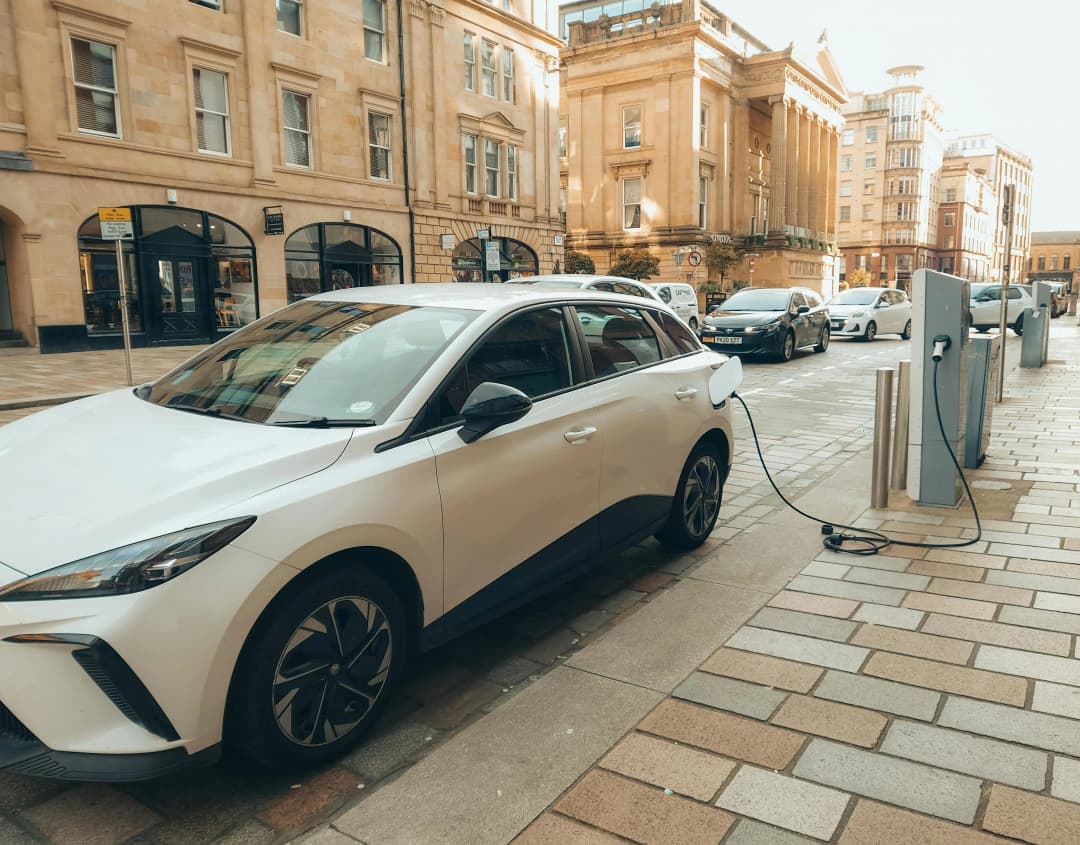 Sähköauto lataa akkuaan