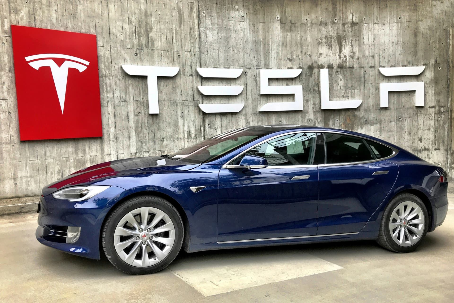 Tesla kyltin edessä